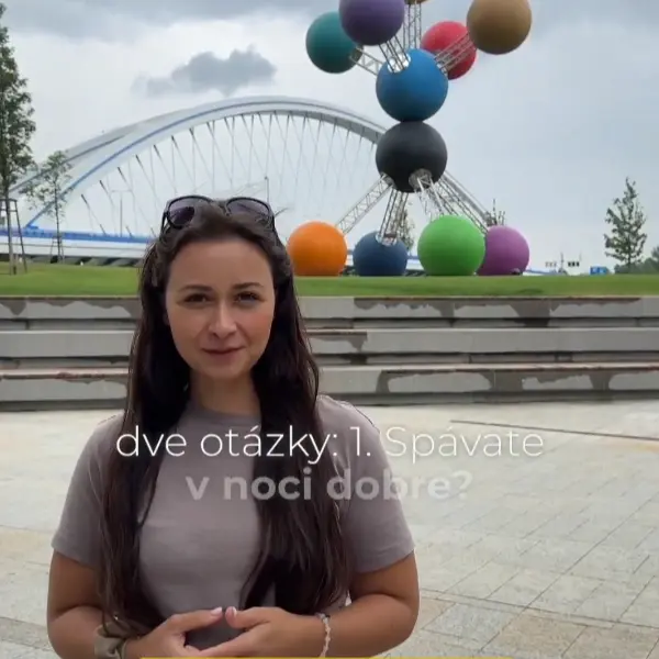 žena prezentuje vysledky prieskumu