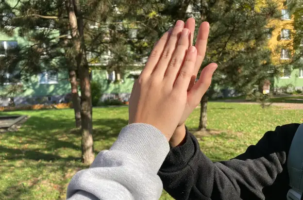 dve ruky dávajú high5